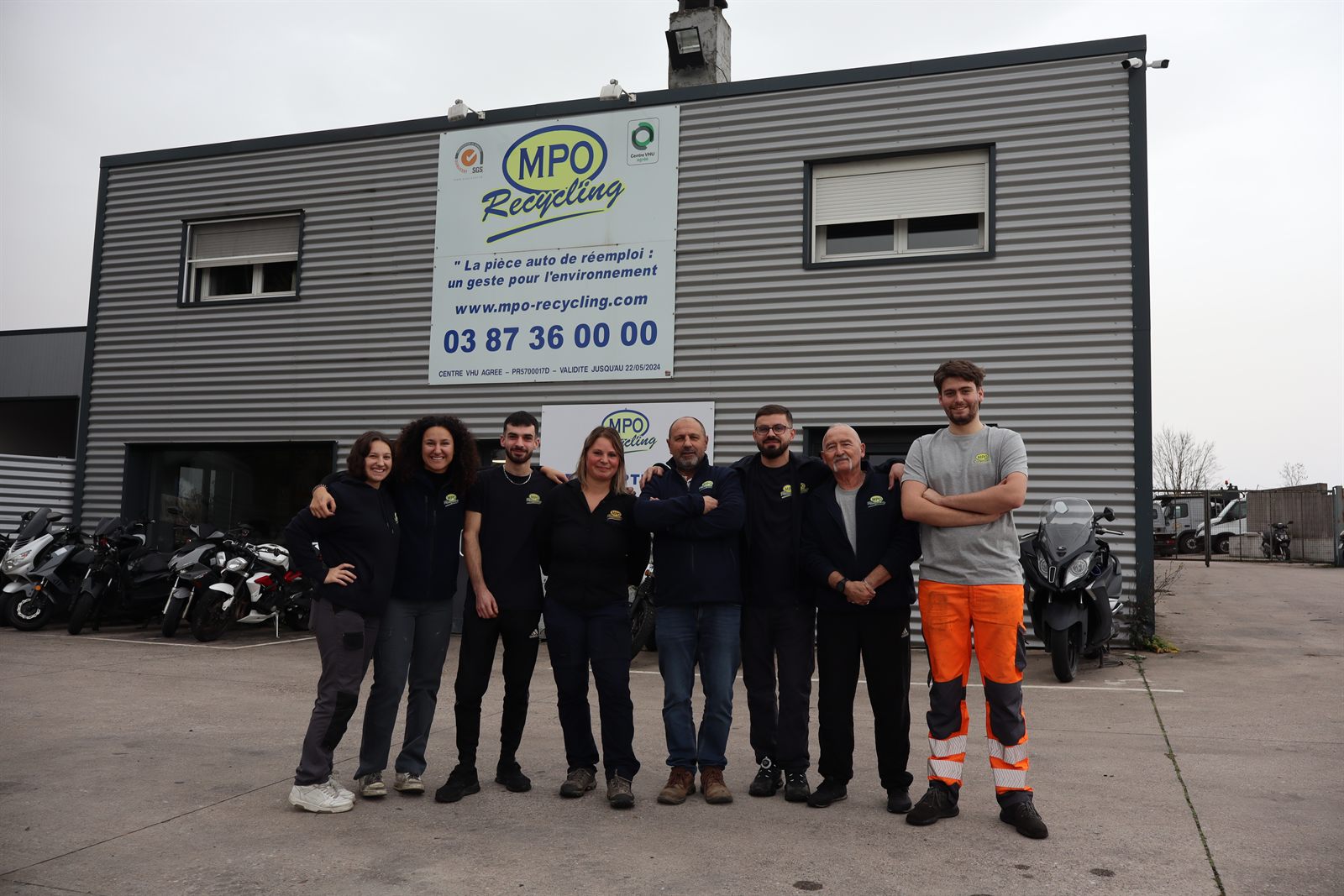 L'équipe MPO Recycling devant le bâtiment de Peltre (Moselle), centre VHU agréé