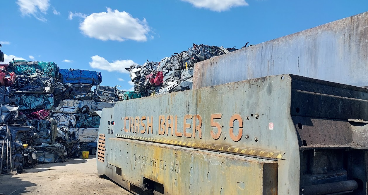 Presse hydraulique BELER 5.0 utilisée chez MPO Recycling pour compacter les véhicules hors d'usage